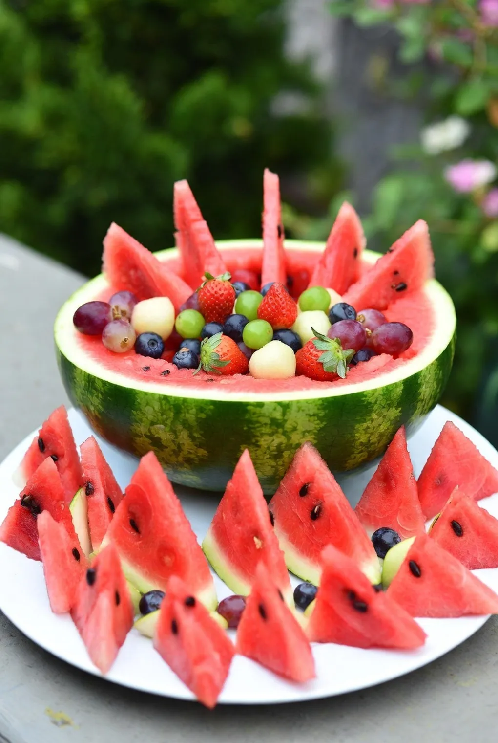 Arbuz jako taca i półmisek: jak wyciąć i podać na imprezę [Instrukcja]