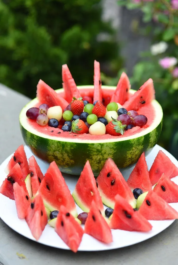 Arbuz jako taca i półmisek: jak wyciąć i podać na imprezę [Instrukcja]
