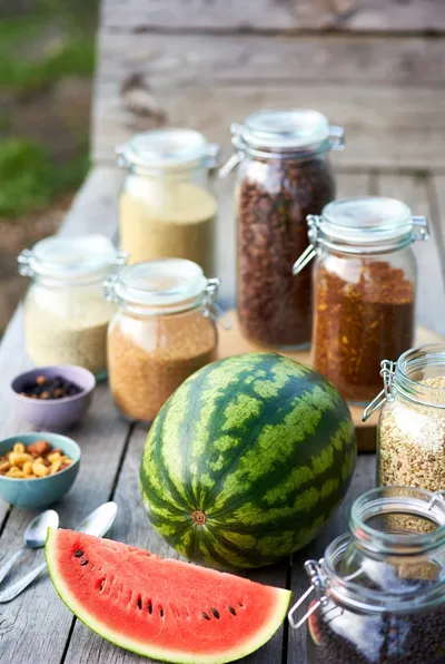 Zero waste z arbuza: jak wykorzystać skórkę i pestki [Przepisy]